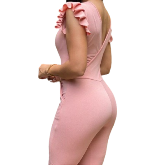 Modelo luciendo el Enterizo de Escote H102d en color rosa claro con detalles de volantes.