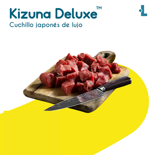 Cuchillo Kizuna Deluxe junto a carne en cubos sobre una tabla de cortar, ideal para una cocina japonesa elegante.