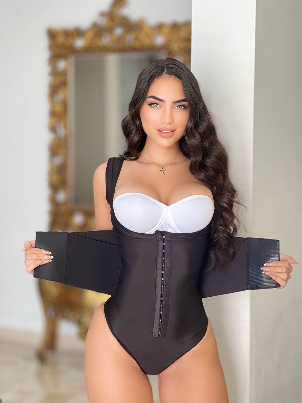 Modelo mostrando el Body reductor y moldeador en color negro, diseñado para lograr una figura con efecto reloj de arena.