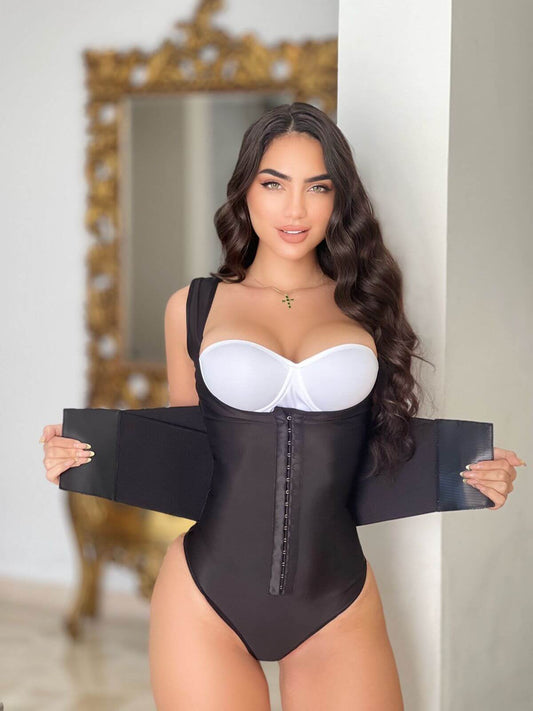 Modelo mostrando el Body reductor y moldeador en color negro, diseñado para lograr una figura con efecto reloj de arena.